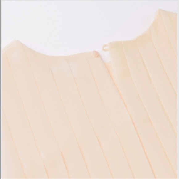 Uniqlo Pleated Sleeveless Chiffon Top - Picture 3 of 7